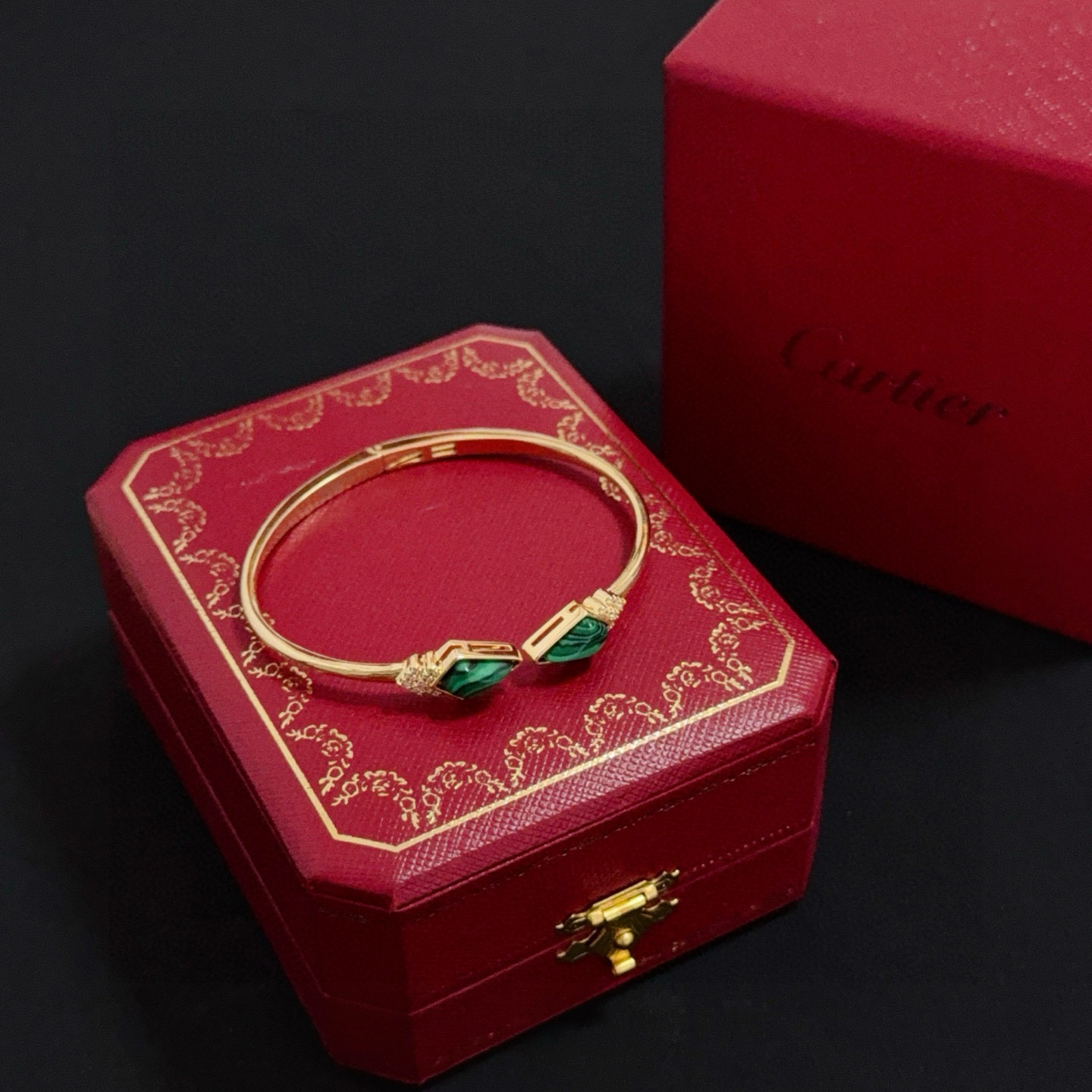 卡地亚镶钻手镯 高端定制版本 镶嵌钻工艺 V金材质 经典而时尚风格 用凌厉线条重构爱情美学！打破常规，镶