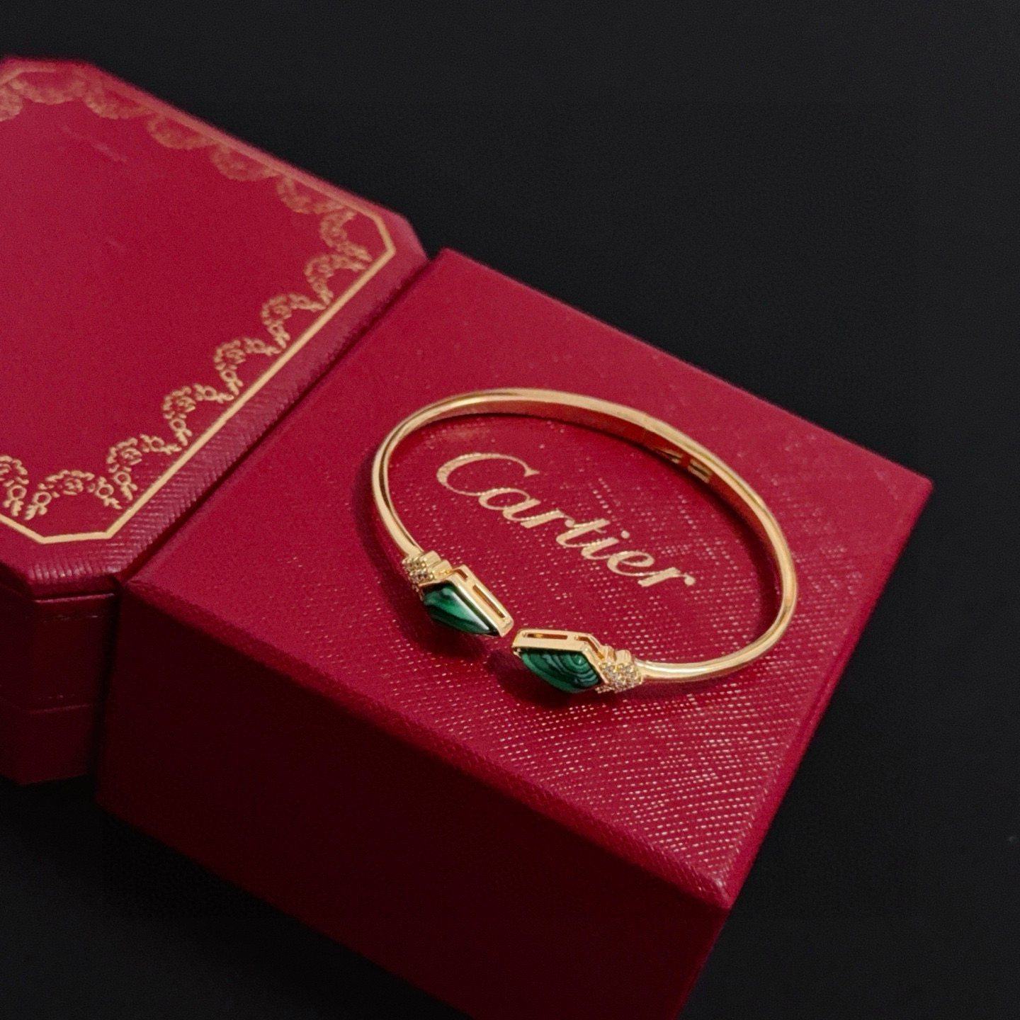 卡地亚镶钻手镯 高端定制版本 镶嵌钻工艺 V金材质 经典而时尚风格 用凌厉线条重构爱情美学！打破常规，镶