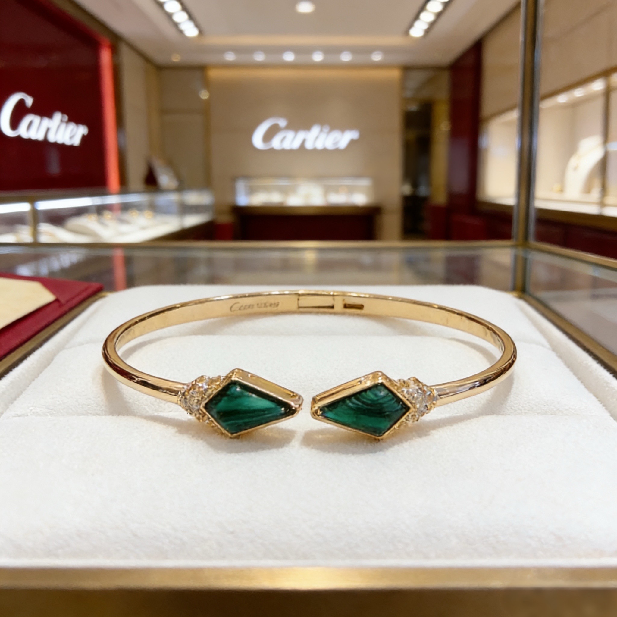 卡地亚镶钻手镯 高端定制版本 镶嵌钻工艺 V金材质 经典而时尚风格 用凌厉线条重构爱情美学！打破常规，镶