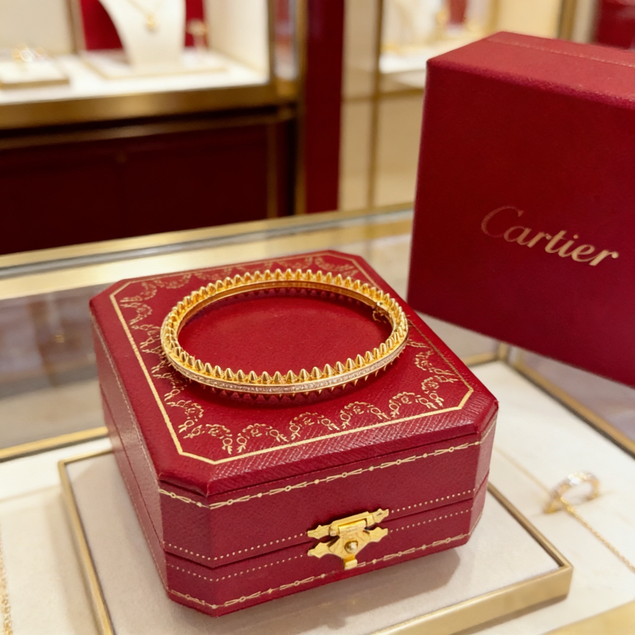 卡地亚镶钻手镯 高端定制版本 镶嵌钻工艺 V金材质 经典而时尚风格 用凌厉线条重构爱情美学！打破常规，镶