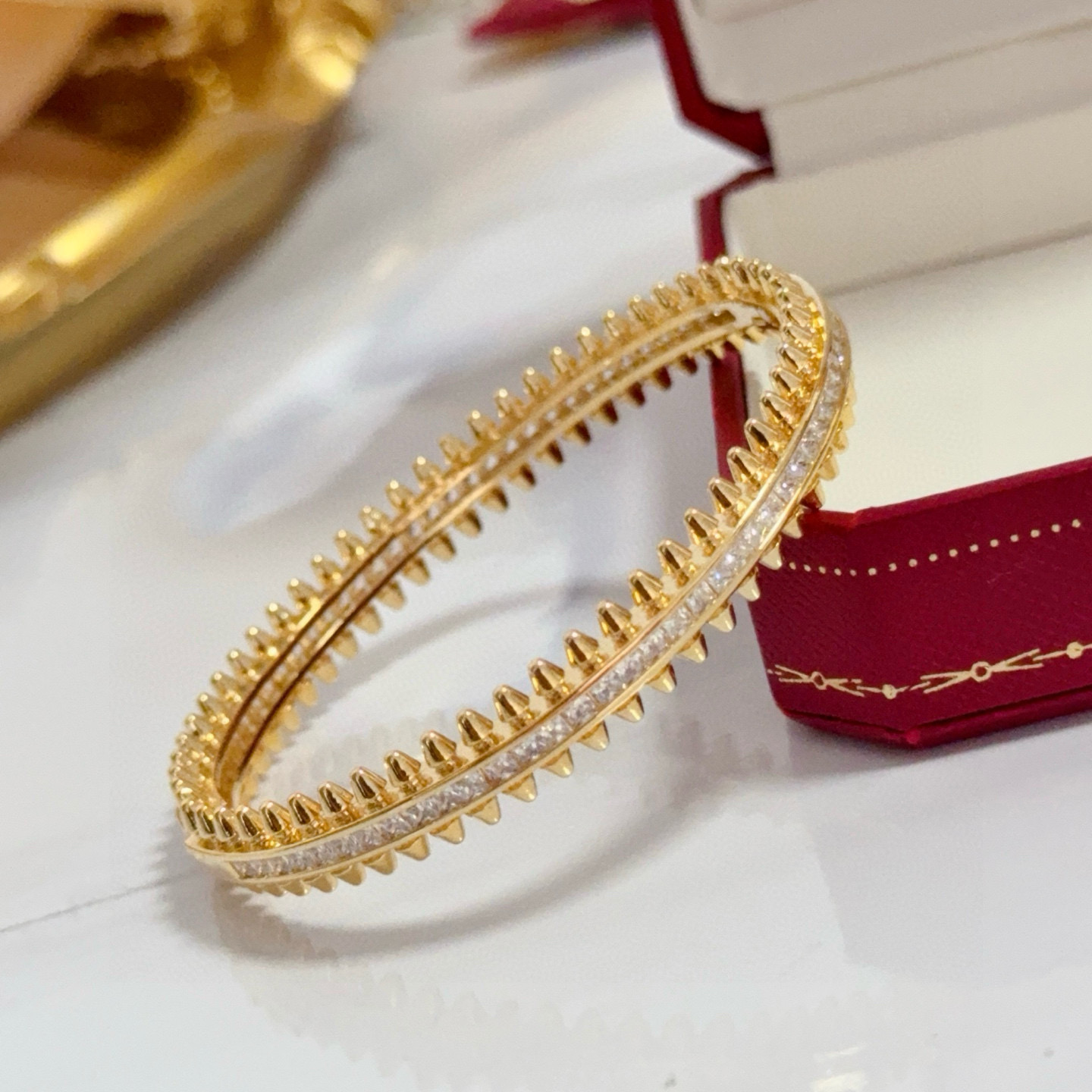 卡地亚镶钻手镯 高端定制版本 镶嵌钻工艺 V金材质 经典而时尚风格 用凌厉线条重构爱情美学！打破常规，镶