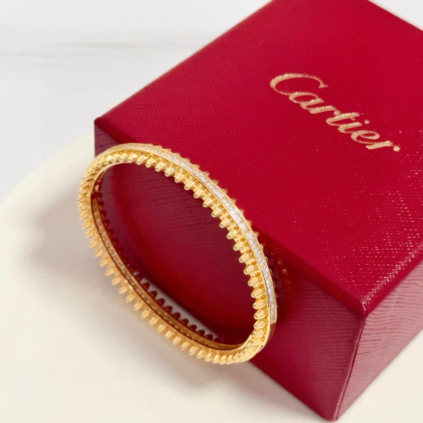 卡地亚镶钻手镯 高端定制版本 镶嵌钻工艺 V金材质 经典而时尚风格 用凌厉线条重构爱情美学！打破常规，镶