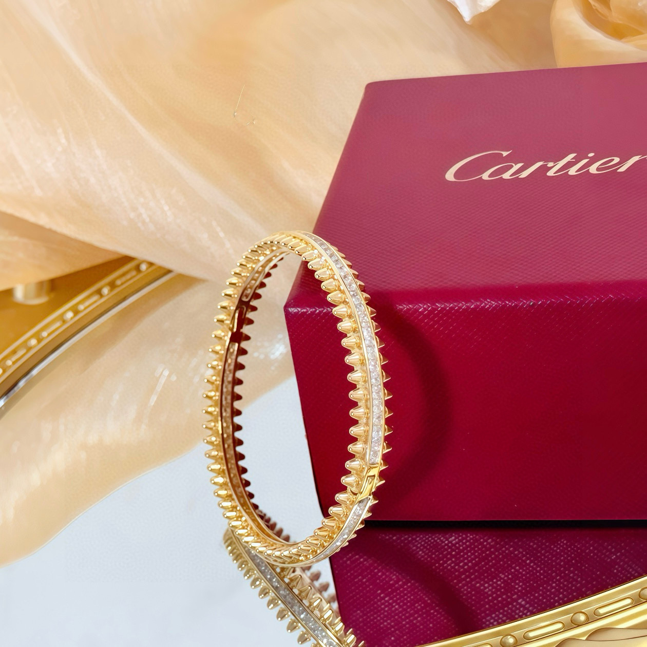 卡地亚镶钻手镯 高端定制版本 镶嵌钻工艺 V金材质 经典而时尚风格 用凌厉线条重构爱情美学！打破常规，镶