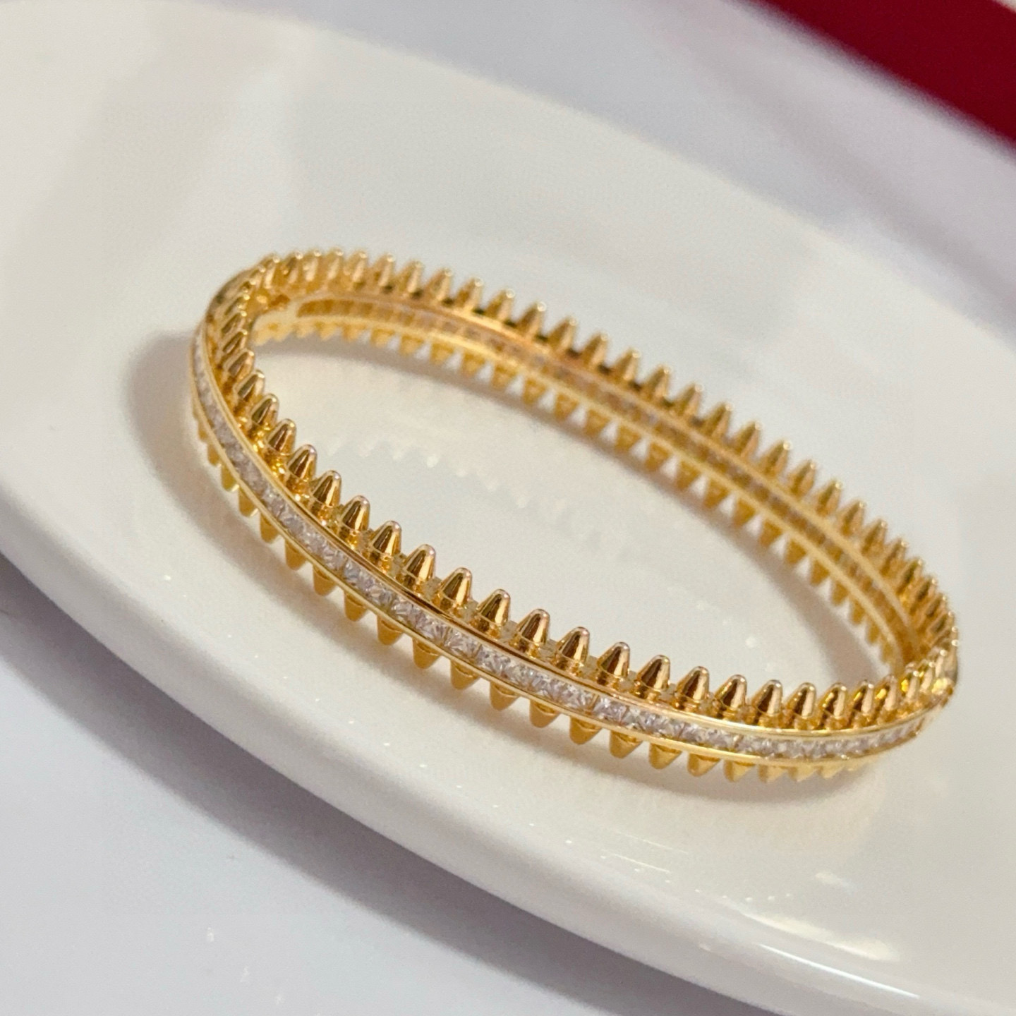 卡地亚镶钻手镯 高端定制版本 镶嵌钻工艺 V金材质 经典而时尚风格 用凌厉线条重构爱情美学！打破常规，镶