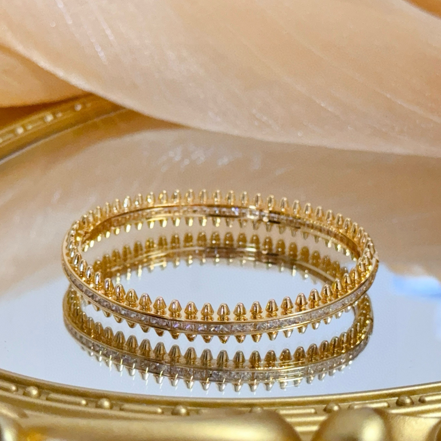 卡地亚镶钻手镯 高端定制版本 镶嵌钻工艺 V金材质 经典而时尚风格 用凌厉线条重构爱情美学！打破常规，镶