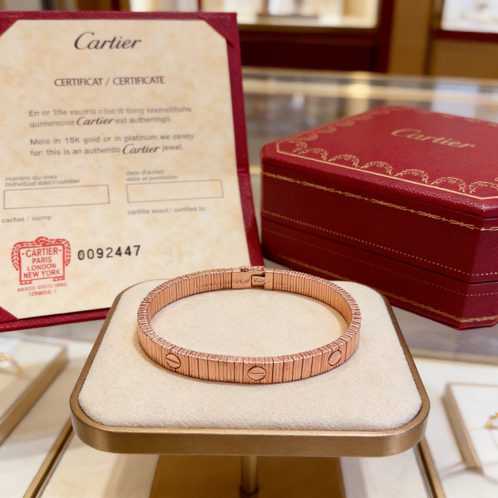 卡地亚手链 高端定制版本 镶嵌钻工艺 V金材质 经典而时尚风格 用凌厉线条重构爱情美学！打破常规，镶嵌钻