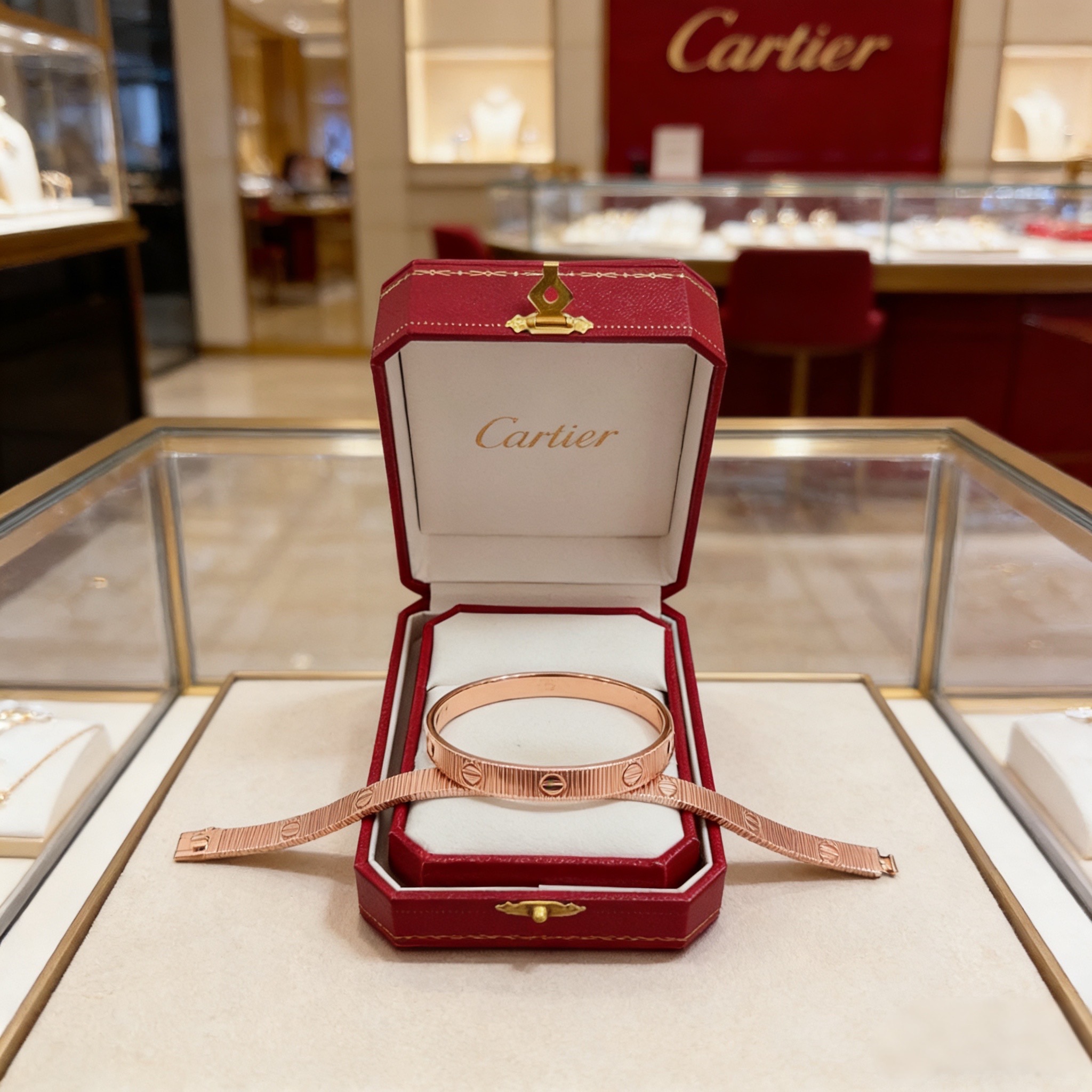 卡地亚手链 高端定制版本 镶嵌钻工艺 V金材质 经典而时尚风格 用凌厉线条重构爱情美学！打破常规，镶嵌钻