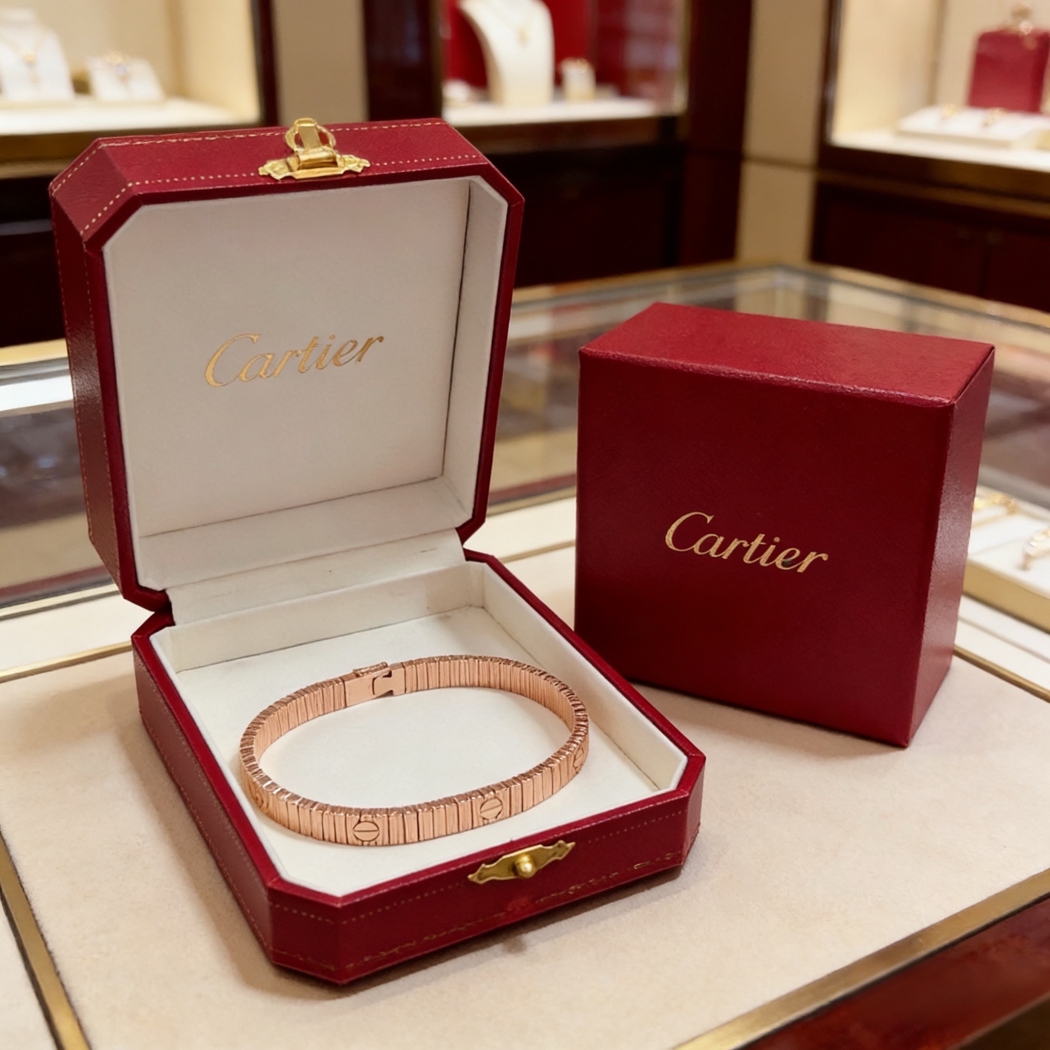 卡地亚手链 高端定制版本 镶嵌钻工艺 V金材质 经典而时尚风格 用凌厉线条重构爱情美学！打破常规，镶嵌钻