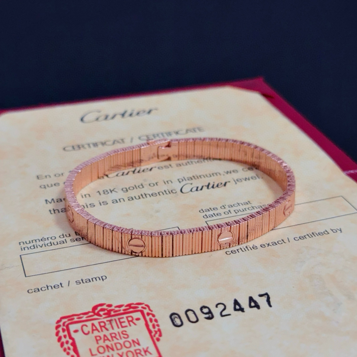 卡地亚手链 高端定制版本 镶嵌钻工艺 V金材质 经典而时尚风格 用凌厉线条重构爱情美学！打破常规，镶嵌钻