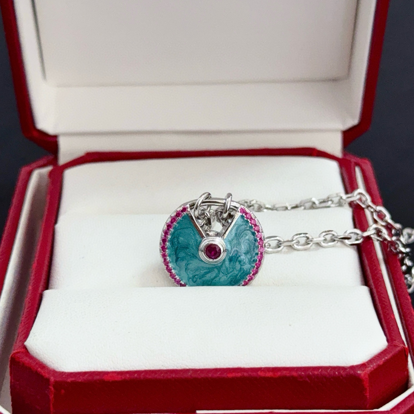 卡地亚镶钻项链 高端定制版本 镶嵌钻工艺 V金材质 经典而时尚风格 用凌厉线条重构爱情美学！打破常规，镶