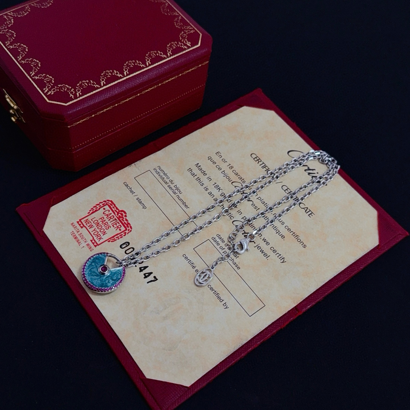 卡地亚镶钻项链 高端定制版本 镶嵌钻工艺 V金材质 经典而时尚风格 用凌厉线条重构爱情美学！打破常规，镶