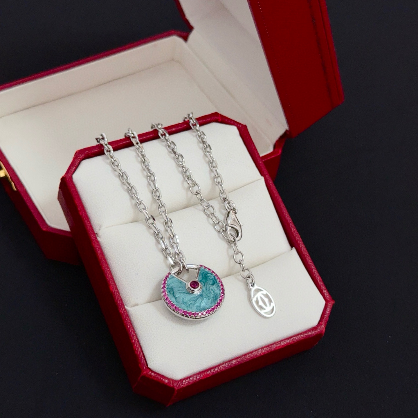 卡地亚镶钻项链 高端定制版本 镶嵌钻工艺 V金材质 经典而时尚风格 用凌厉线条重构爱情美学！打破常规，镶