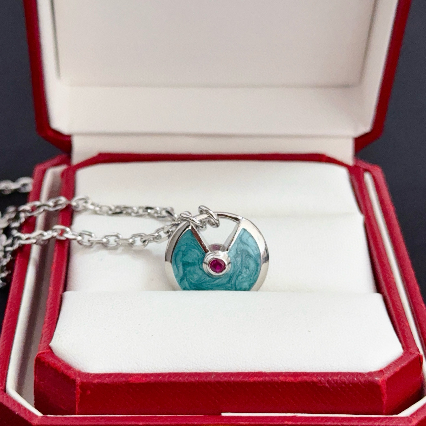 卡地亚镶钻项链 高端定制版本 镶嵌钻工艺 V金材质 经典而时尚风格 用凌厉线条重构爱情美学！打破常规，镶