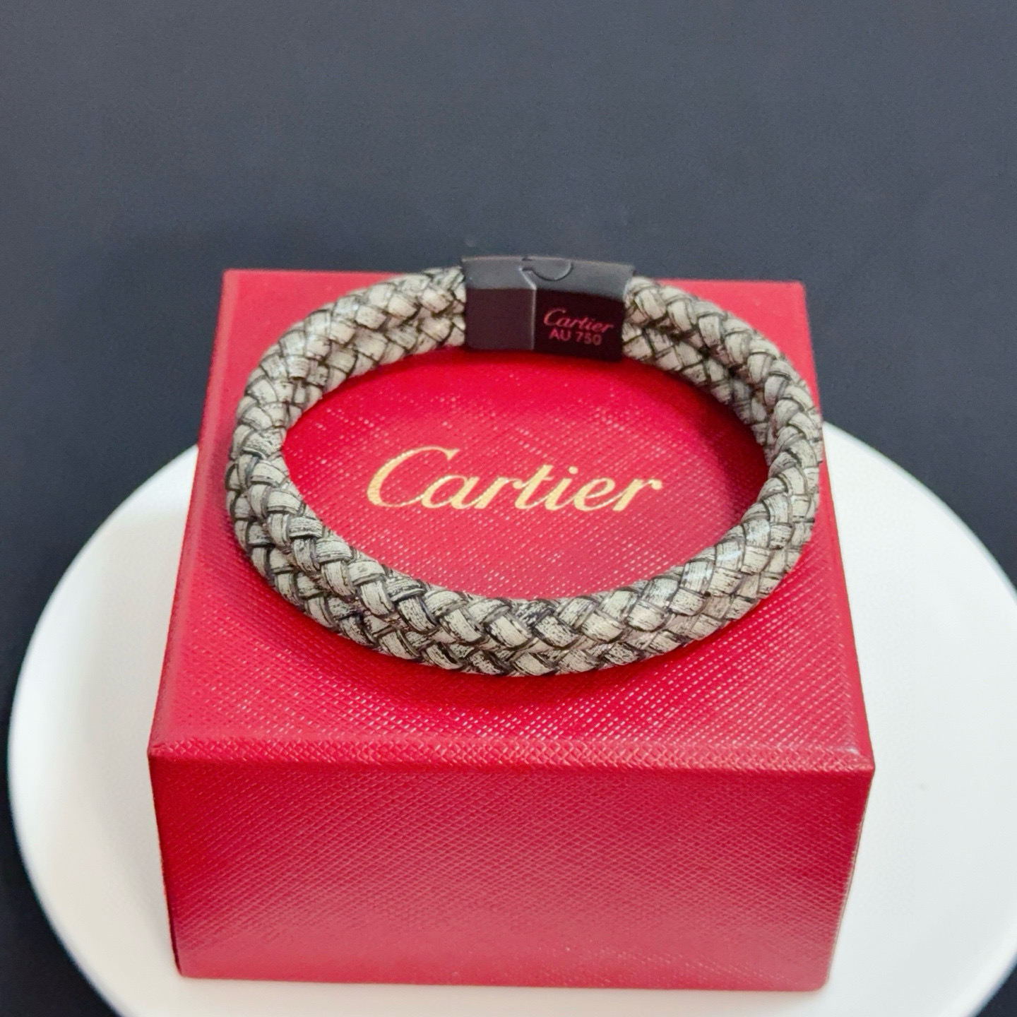 卡地亚手镯 高端定制版本 经典而时尚风格 用凌厉线条重构爱情美学！打破常规，镶嵌钻设计反而成就高级感天花