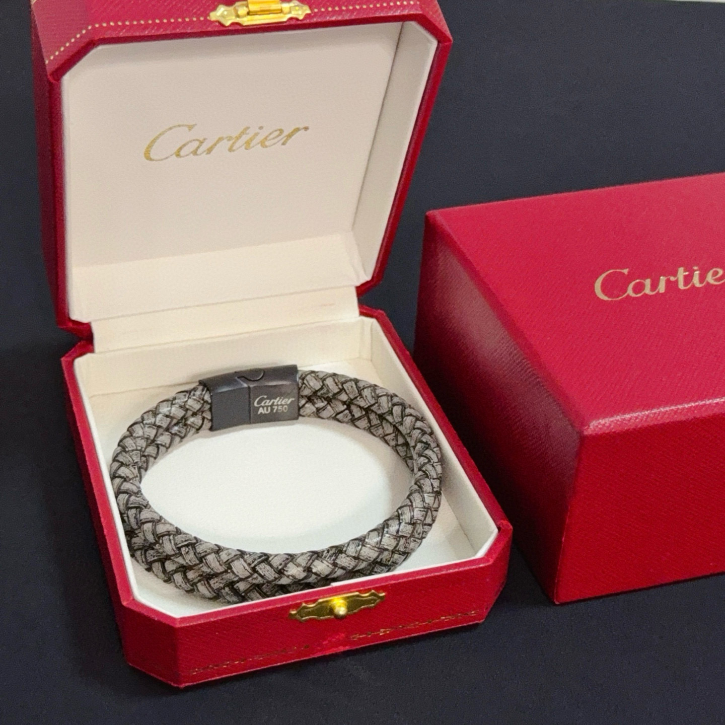 卡地亚手镯 高端定制版本 经典而时尚风格 用凌厉线条重构爱情美学！打破常规，镶嵌钻设计反而成就高级感天花