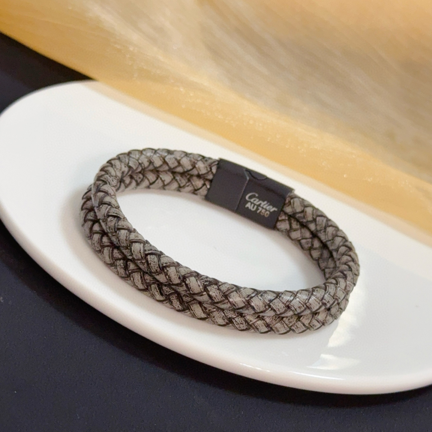 卡地亚手镯 高端定制版本 经典而时尚风格 用凌厉线条重构爱情美学！打破常规，镶嵌钻设计反而成就高级感天花