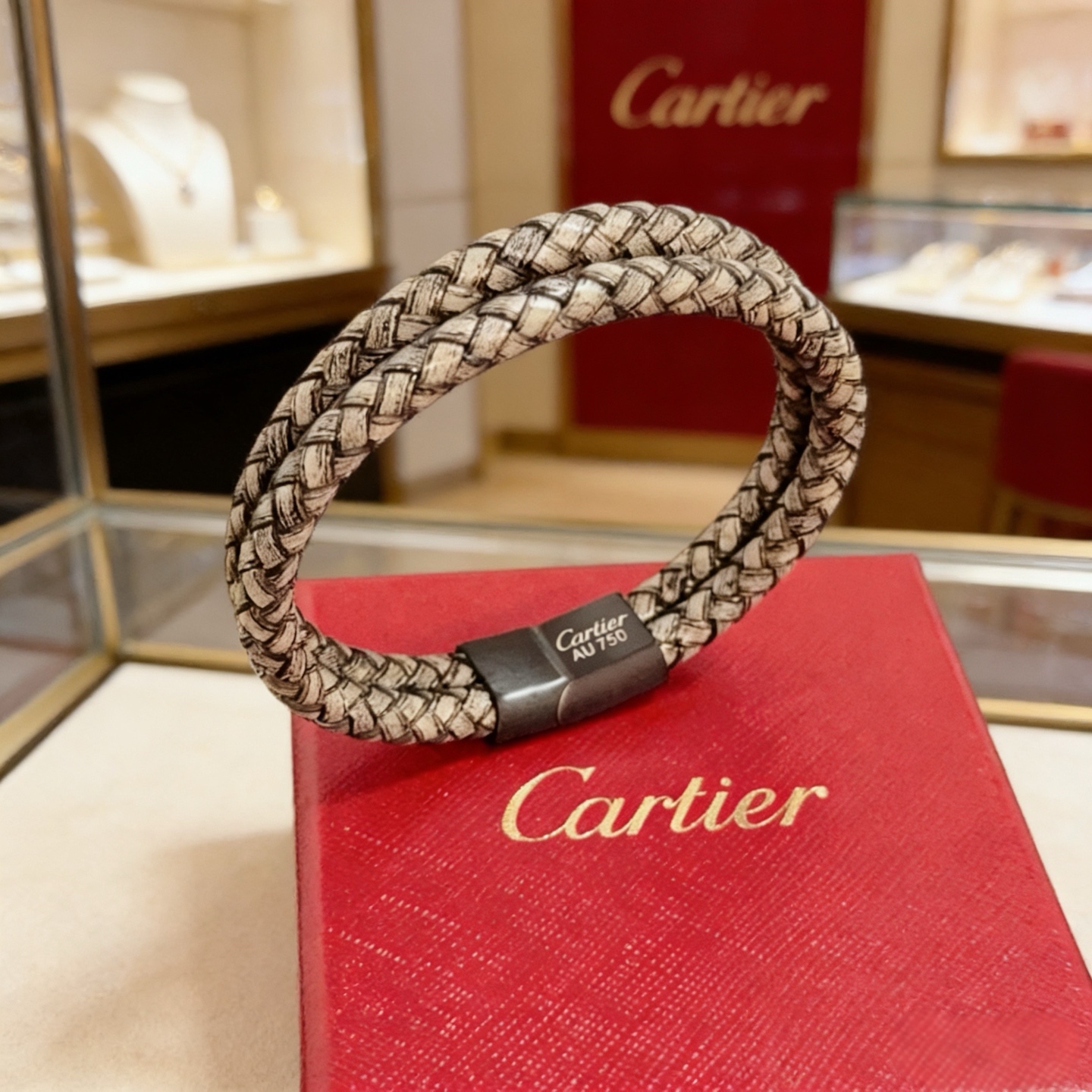 卡地亚手镯 高端定制版本 经典而时尚风格 用凌厉线条重构爱情美学！打破常规，镶嵌钻设计反而成就高级感天花