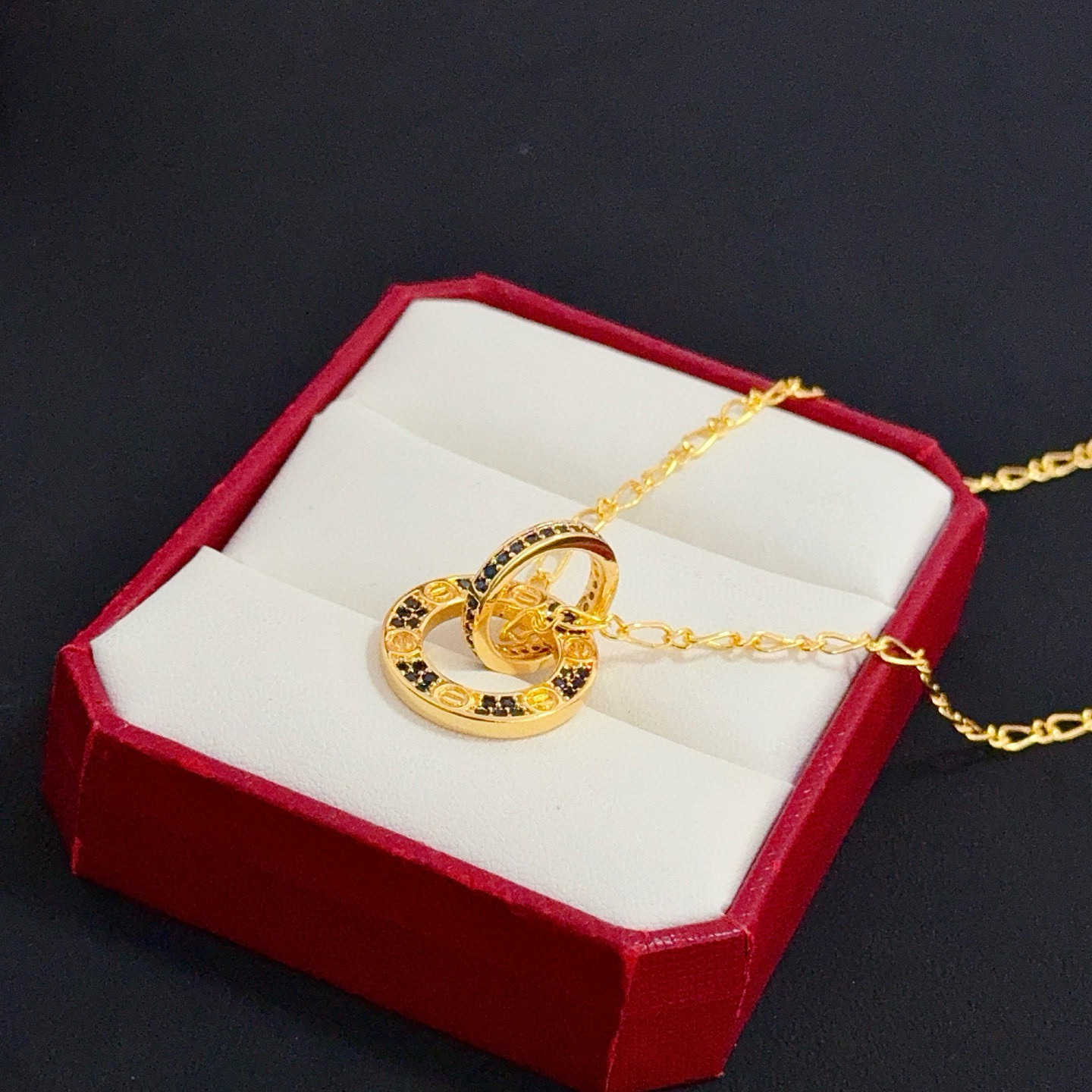 卡地亚镶钻项链 高端定制版本 镶嵌钻工艺 V金材质 经典而时尚风格 用凌厉线条重构爱情美学！打破常规，镶