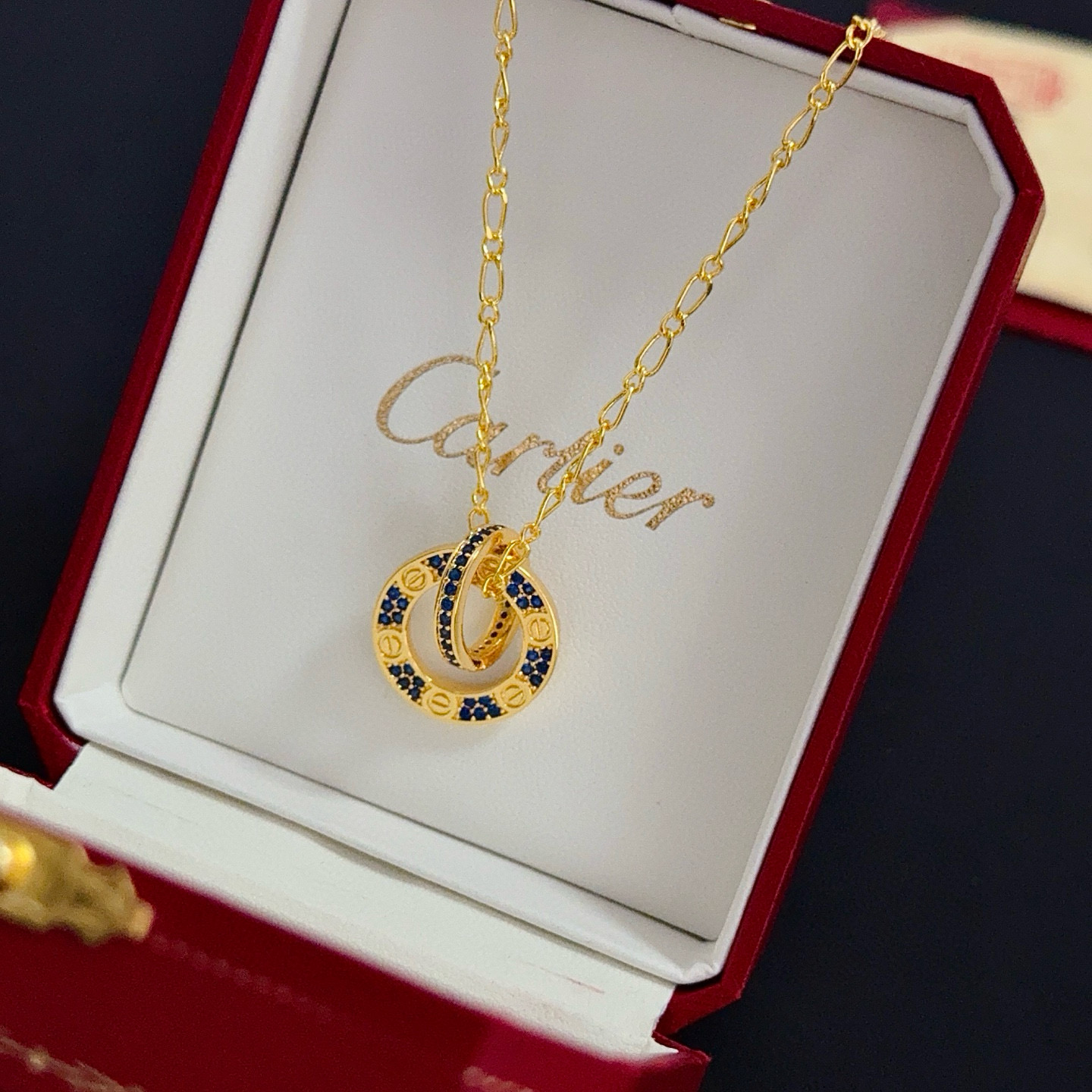 卡地亚镶钻项链 高端定制版本 镶嵌钻工艺 V金材质 经典而时尚风格 用凌厉线条重构爱情美学！打破常规，镶