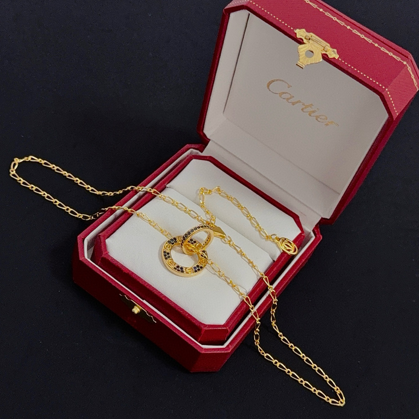 卡地亚镶钻项链 高端定制版本 镶嵌钻工艺 V金材质 经典而时尚风格 用凌厉线条重构爱情美学！打破常规，镶