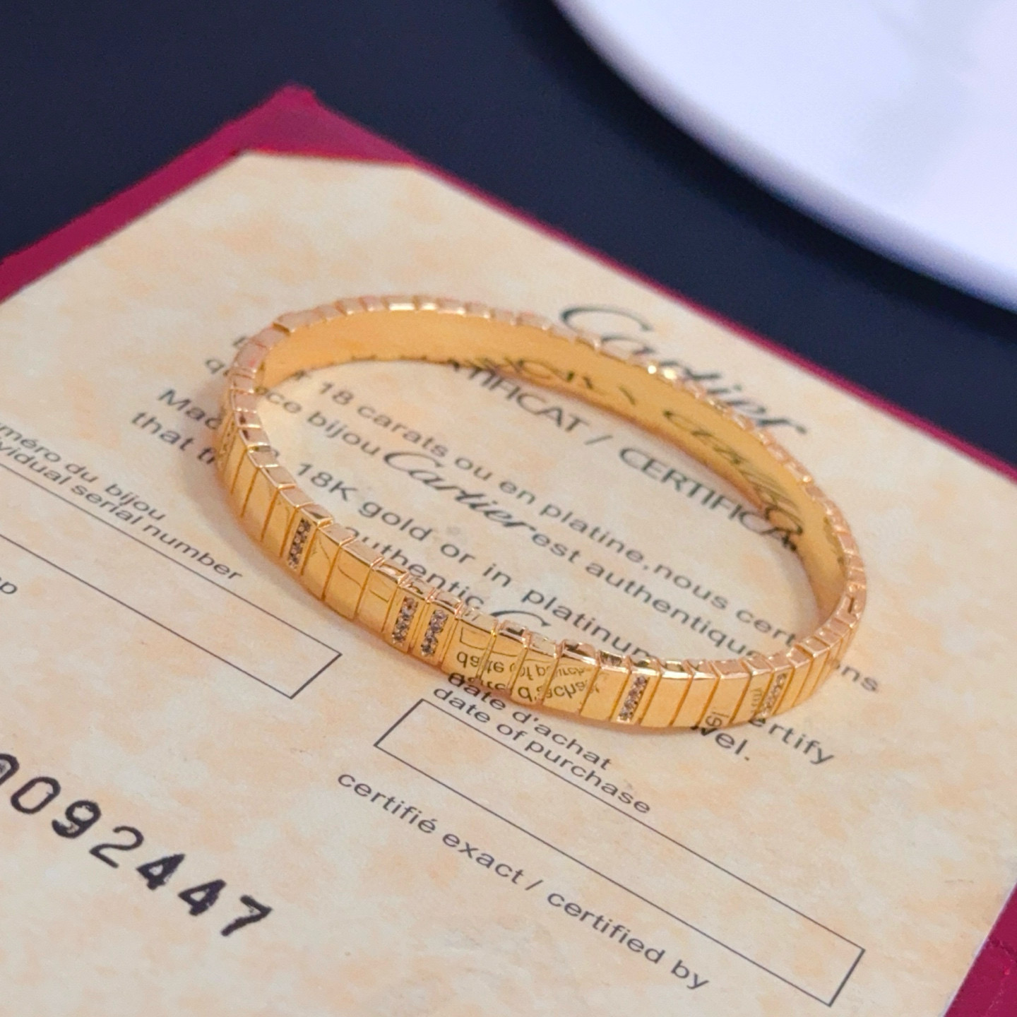 卡地亚镶钻手镯 高端定制版本 镶嵌钻工艺 V金材质 经典而时尚风格 用凌厉线条重构爱情美学！打破常规，镶