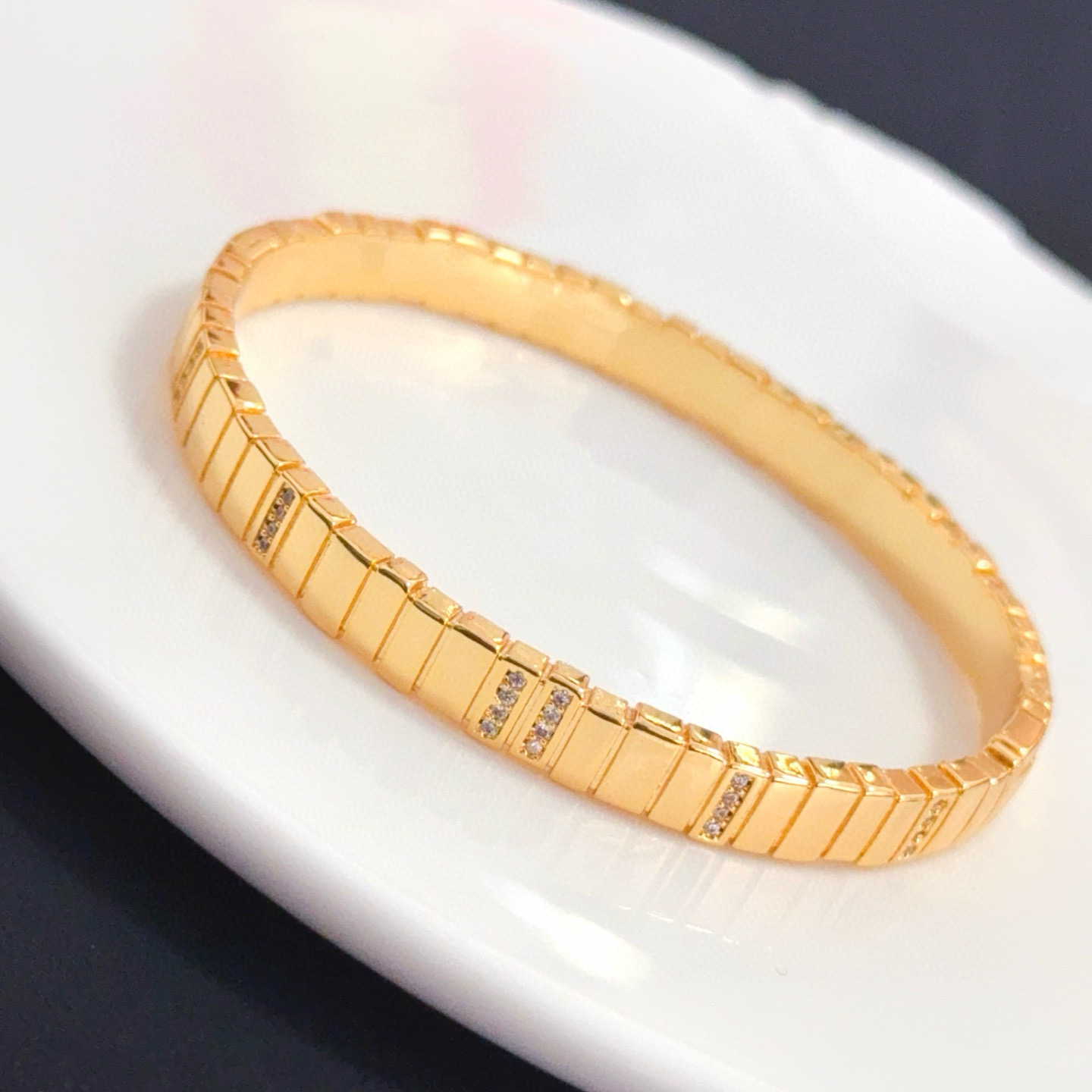 卡地亚镶钻手镯 高端定制版本 镶嵌钻工艺 V金材质 经典而时尚风格 用凌厉线条重构爱情美学！打破常规，镶