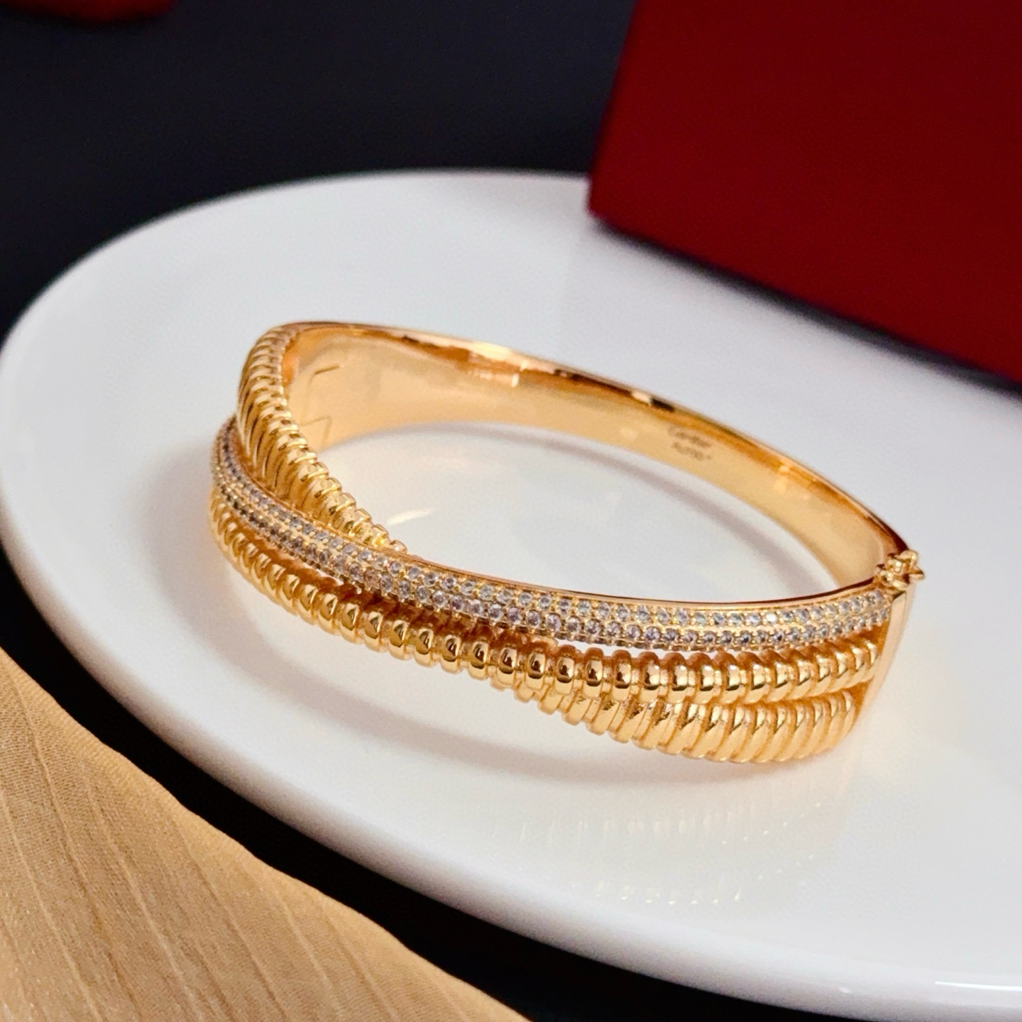 卡地亚镶钻手镯 高端定制版本 镶嵌钻工艺 V金材质 经典而时尚风格 用凌厉线条重构爱情美学！打破常规，镶