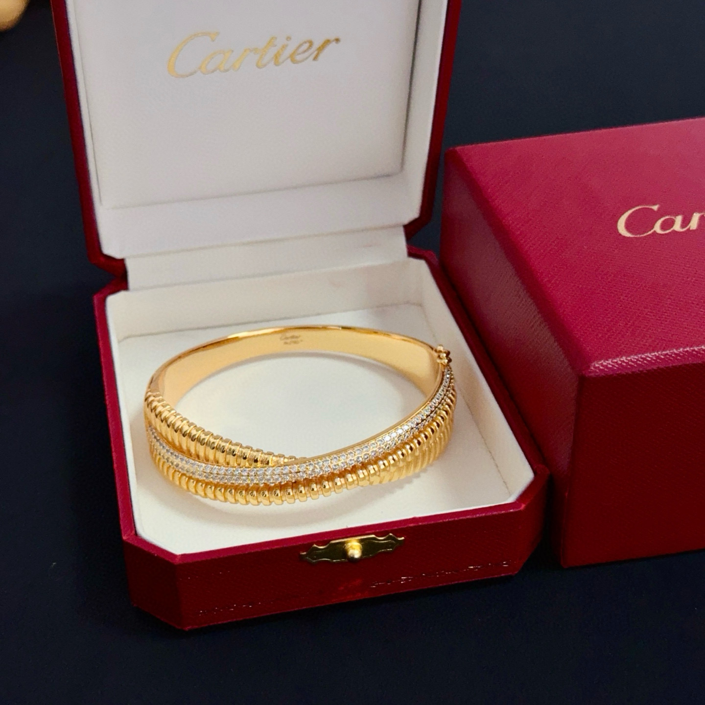 卡地亚镶钻手镯 高端定制版本 镶嵌钻工艺 V金材质 经典而时尚风格 用凌厉线条重构爱情美学！打破常规，镶