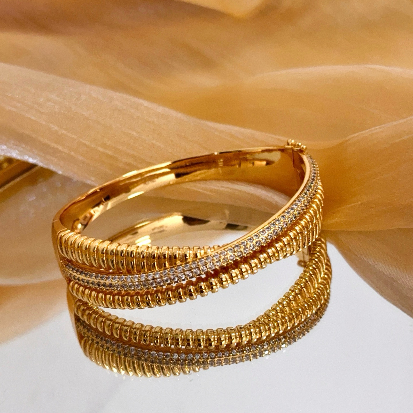 卡地亚镶钻手镯 高端定制版本 镶嵌钻工艺 V金材质 经典而时尚风格 用凌厉线条重构爱情美学！打破常规，镶