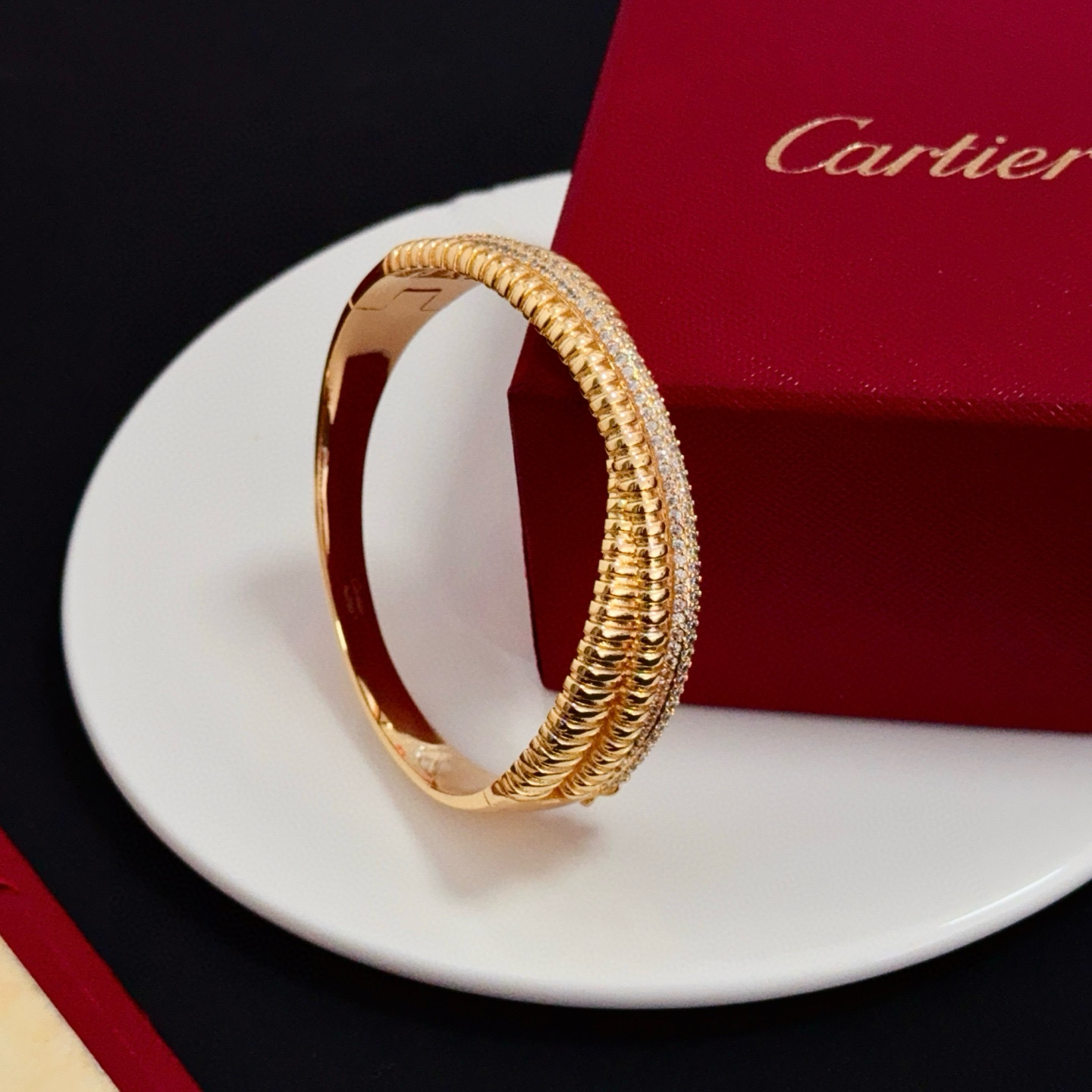 卡地亚镶钻手镯 高端定制版本 镶嵌钻工艺 V金材质 经典而时尚风格 用凌厉线条重构爱情美学！打破常规，镶