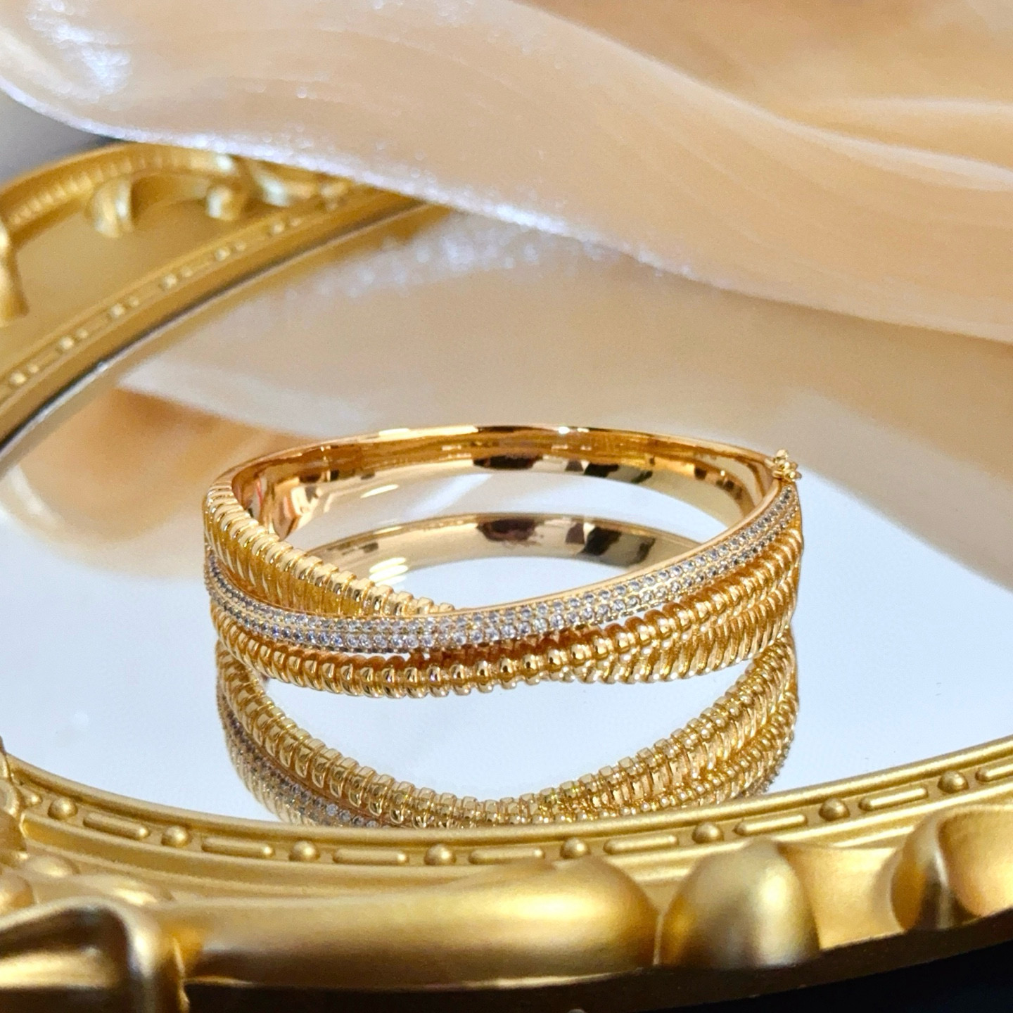 卡地亚镶钻手镯 高端定制版本 镶嵌钻工艺 V金材质 经典而时尚风格 用凌厉线条重构爱情美学！打破常规，镶