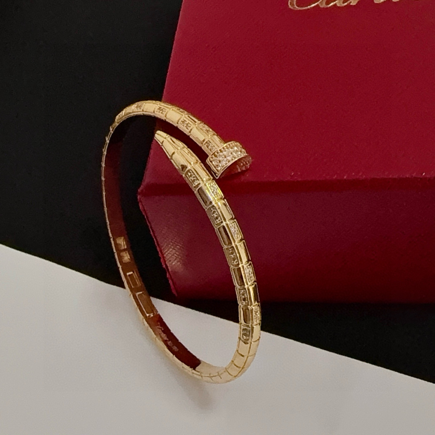 卡地亚豹头镶钻钉子手镯 高端定制版本 镶嵌钻工艺 V金材质 经典而时尚风格 用凌厉线条重构爱情美学！打破