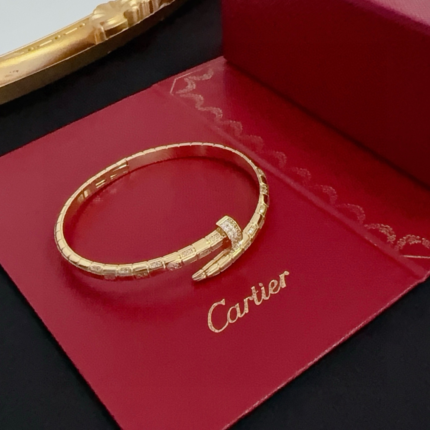 卡地亚豹头镶钻钉子手镯 高端定制版本 镶嵌钻工艺 V金材质 经典而时尚风格 用凌厉线条重构爱情美学！打破