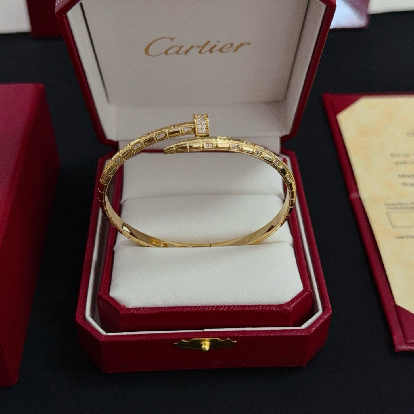 卡地亚豹头镶钻钉子手镯 高端定制版本 镶嵌钻工艺 V金材质 经典而时尚风格 用凌厉线条重构爱情美学！打破