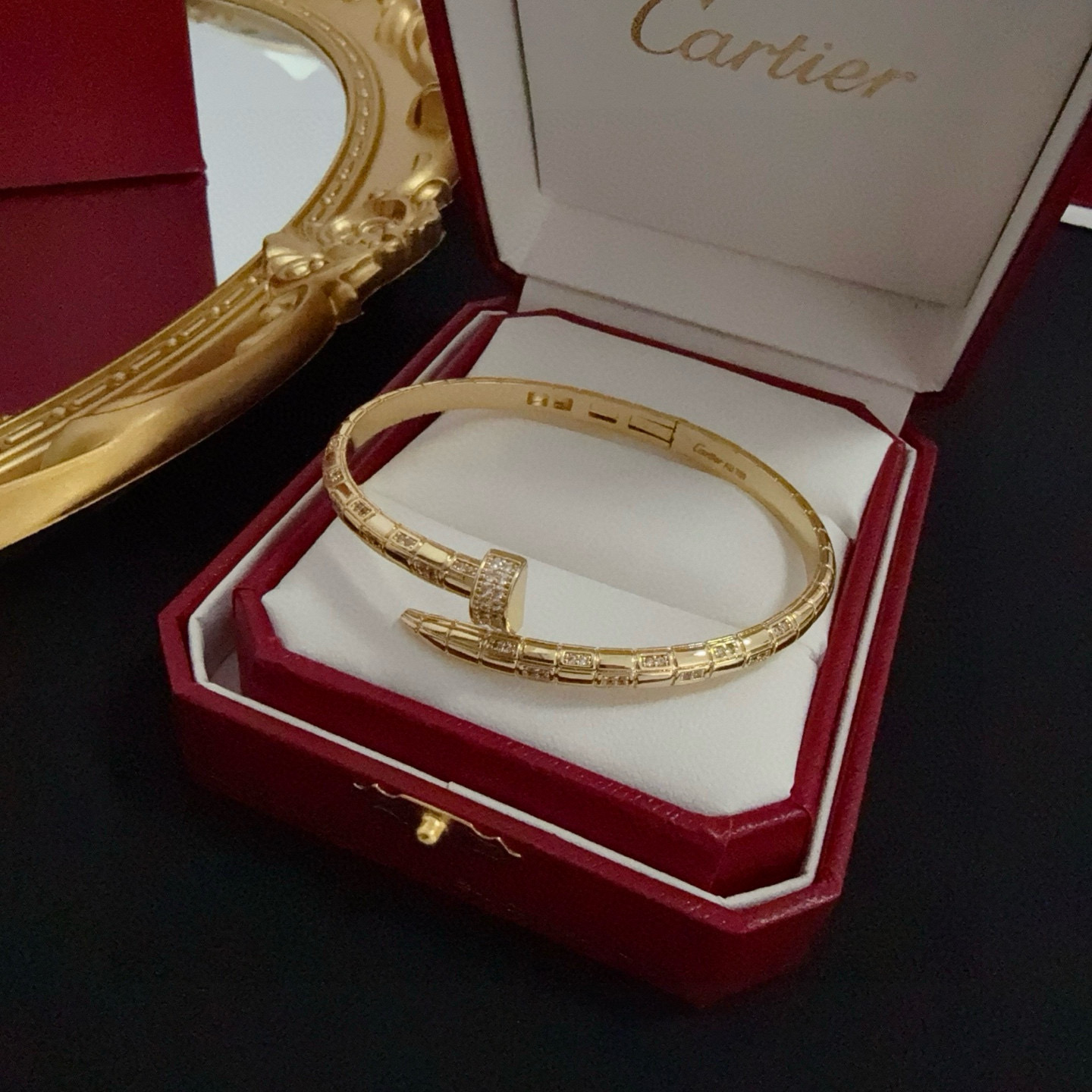 卡地亚豹头镶钻钉子手镯 高端定制版本 镶嵌钻工艺 V金材质 经典而时尚风格 用凌厉线条重构爱情美学！打破