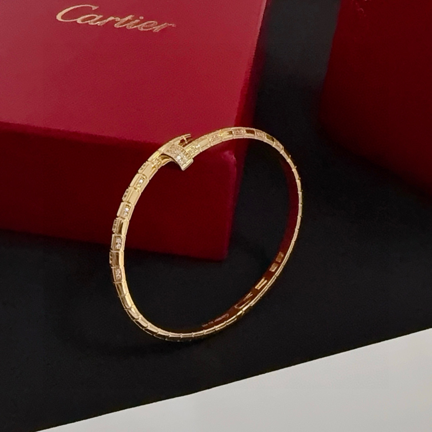 卡地亚豹头镶钻钉子手镯 高端定制版本 镶嵌钻工艺 V金材质 经典而时尚风格 用凌厉线条重构爱情美学！打破