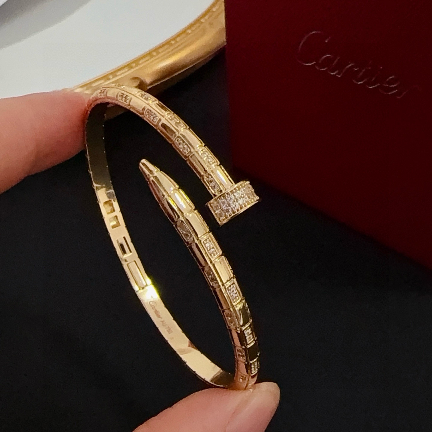 卡地亚豹头镶钻钉子手镯 高端定制版本 镶嵌钻工艺 V金材质 经典而时尚风格 用凌厉线条重构爱情美学！打破