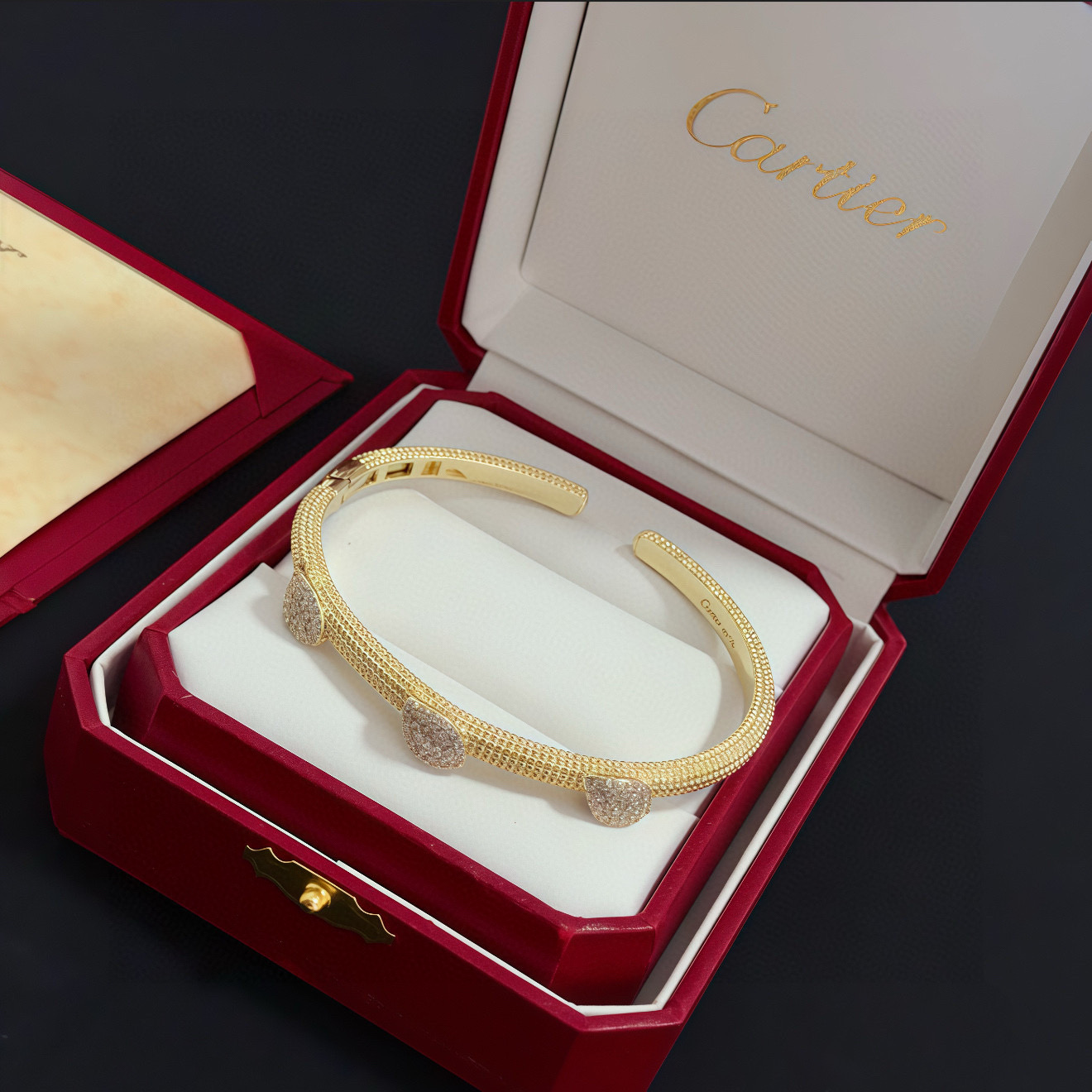 卡地亚镶钻手镯 高端定制版本 镶嵌钻工艺 V金材质 经典而时尚风格 用凌厉线条重构爱情美学！打破常规，镶