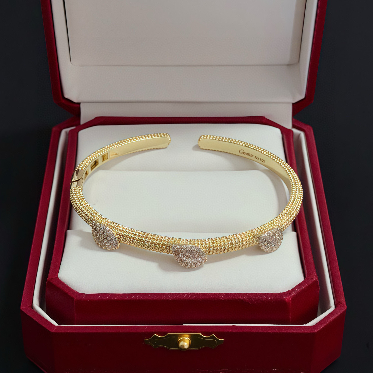 卡地亚镶钻手镯 高端定制版本 镶嵌钻工艺 V金材质 经典而时尚风格 用凌厉线条重构爱情美学！打破常规，镶