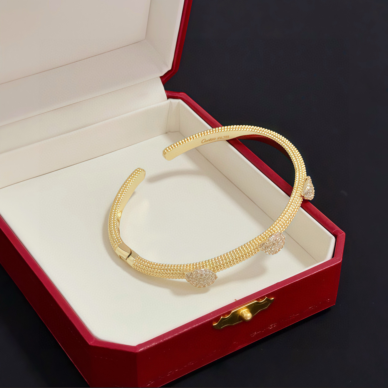 卡地亚镶钻手镯 高端定制版本 镶嵌钻工艺 V金材质 经典而时尚风格 用凌厉线条重构爱情美学！打破常规，镶