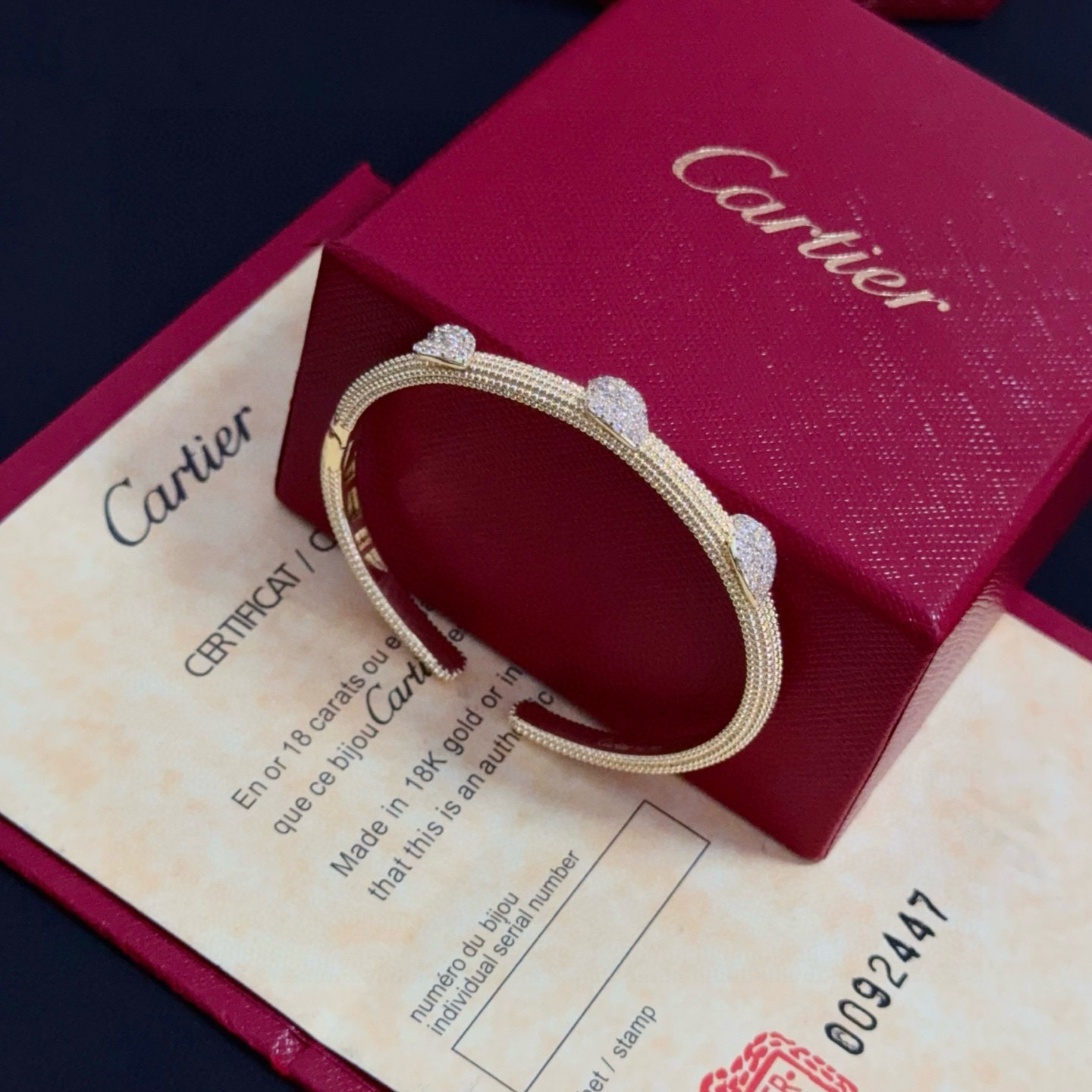 卡地亚镶钻手镯 高端定制版本 镶嵌钻工艺 V金材质 经典而时尚风格 用凌厉线条重构爱情美学！打破常规，镶