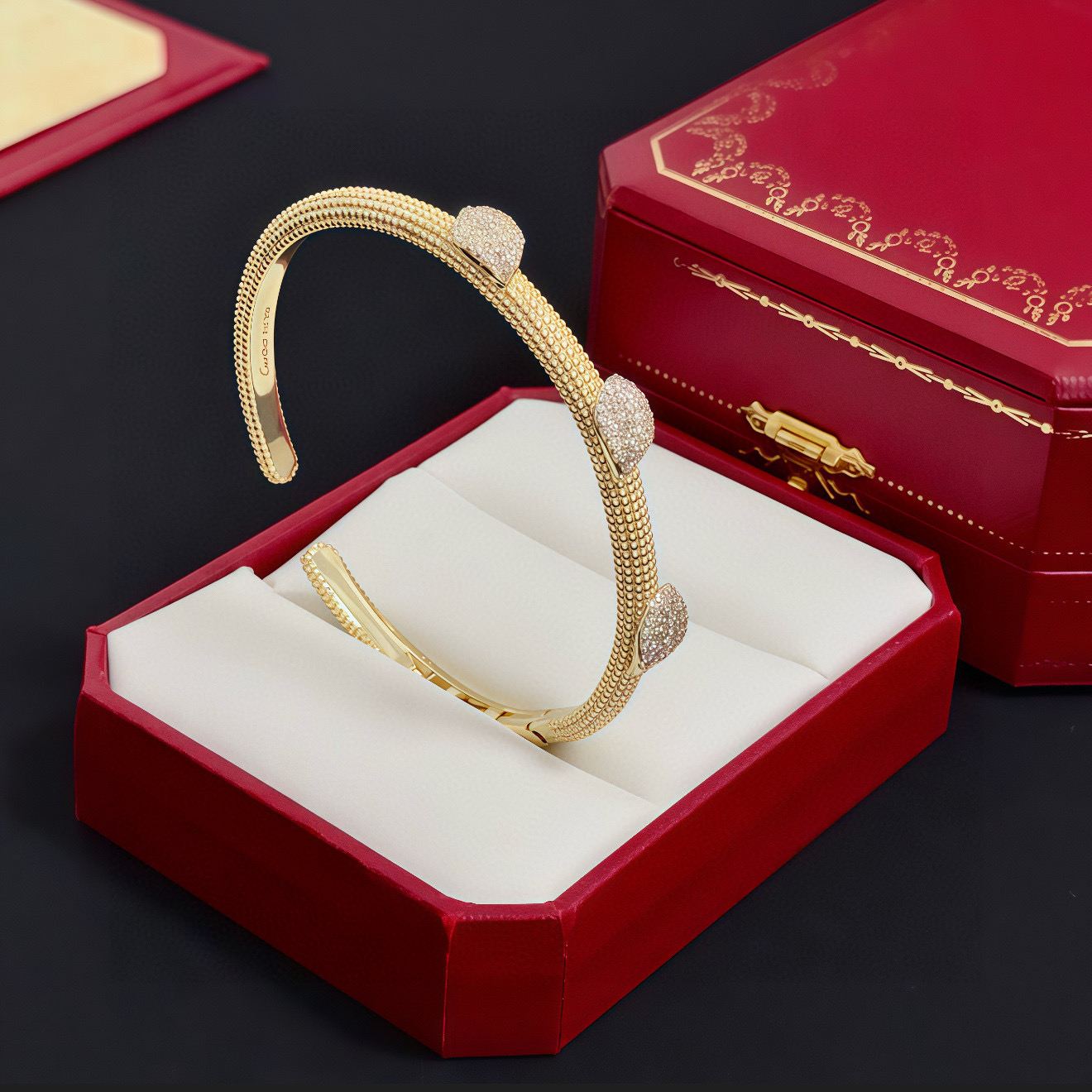 卡地亚镶钻手镯 高端定制版本 镶嵌钻工艺 V金材质 经典而时尚风格 用凌厉线条重构爱情美学！打破常规，镶