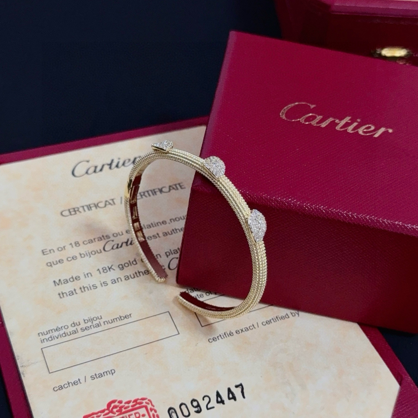 卡地亚镶钻手镯 高端定制版本 镶嵌钻工艺 V金材质 经典而时尚风格 用凌厉线条重构爱情美学！打破常规，镶