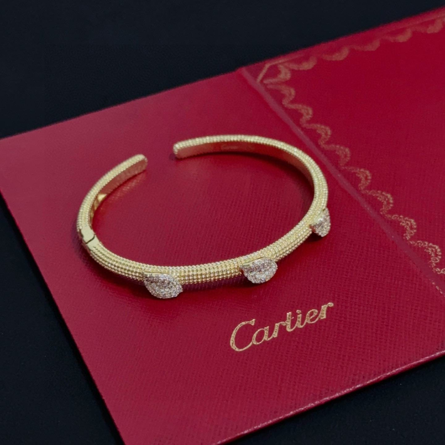 卡地亚镶钻手镯 高端定制版本 镶嵌钻工艺 V金材质 经典而时尚风格 用凌厉线条重构爱情美学！打破常规，镶