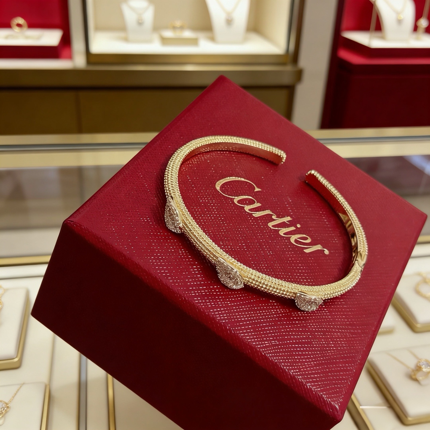 卡地亚镶钻手镯 高端定制版本 镶嵌钻工艺 V金材质 经典而时尚风格 用凌厉线条重构爱情美学！打破常规，镶