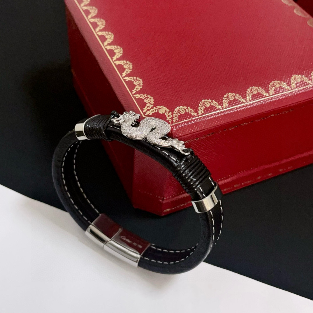 卡地亚豹头镶钻皮绳手镯 高端定制版本 镶嵌钻工艺 V金材质 经典而时尚风格 用凌厉线条重构爱情美学！打破