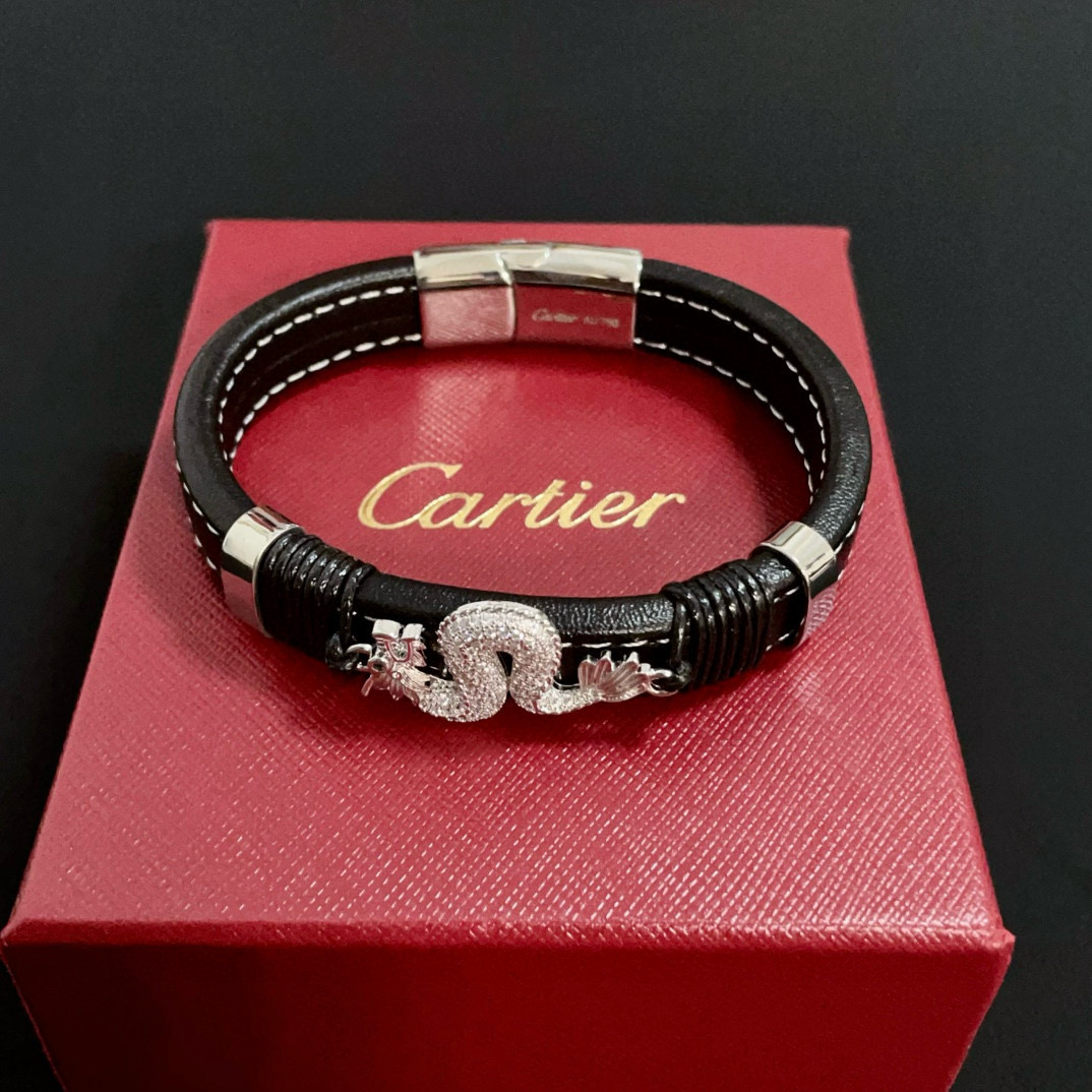 卡地亚豹头镶钻皮绳手镯 高端定制版本 镶嵌钻工艺 V金材质 经典而时尚风格 用凌厉线条重构爱情美学！打破