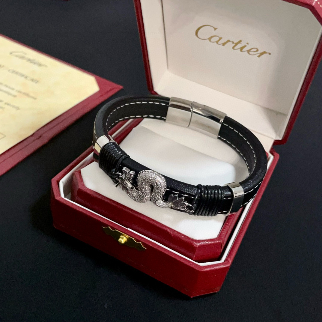 卡地亚豹头镶钻皮绳手镯 高端定制版本 镶嵌钻工艺 V金材质 经典而时尚风格 用凌厉线条重构爱情美学！打破