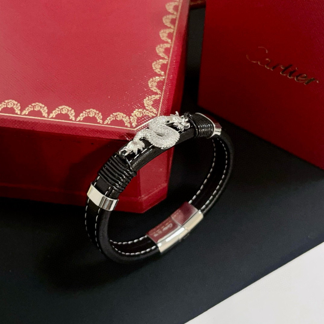 卡地亚豹头镶钻皮绳手镯 高端定制版本 镶嵌钻工艺 V金材质 经典而时尚风格 用凌厉线条重构爱情美学！打破