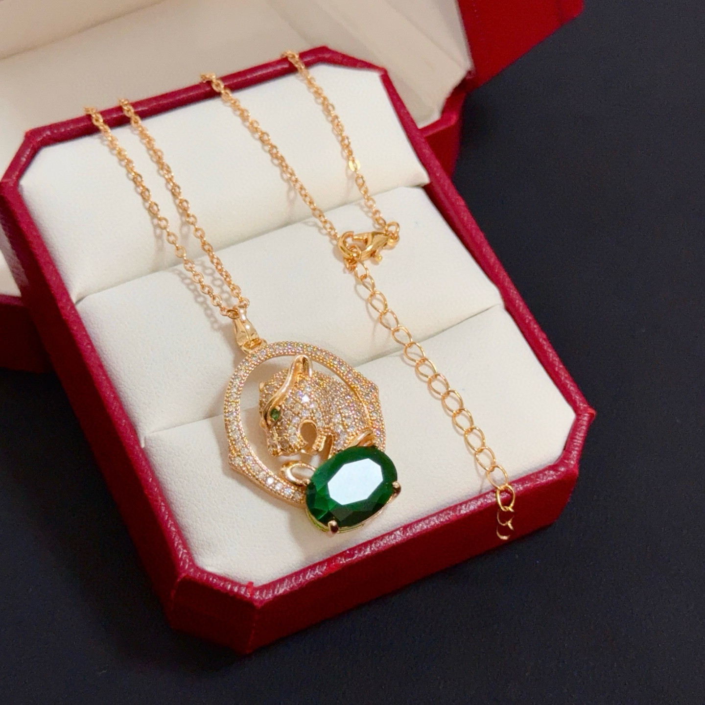 卡地亚猎豹镶钻项链 高端定制版本 镶嵌钻工艺 V金材质 经典而时尚风格 用凌厉线条重构爱情美学！打破常规